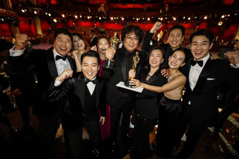 Съемочная группа фильма «Паразиты» по главе с режиссером Пон Чун Хо (в центре) собрала главные награды «Оскара»