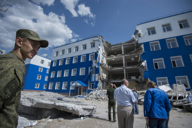 Трагедия лета 2015-го — обрушение казарм в учебном центре под Омском (24 солдата-срочника погибли, 21 попал в больницу). Суды идут до сих пор