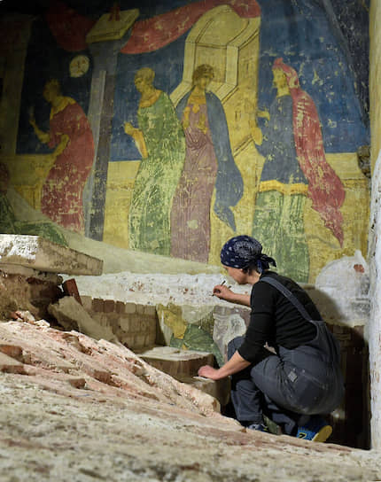 На этом снимке хорошо видны нижние части фресок, обнаруженные в Похвальском приделе