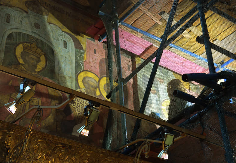 Фрески собора уникальны не только авторами, но и периодом, когда они были созданы: росписей XV века в России осталось крайне мало 