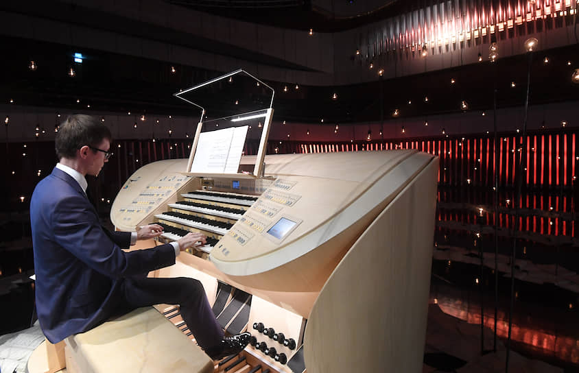 Органист Тимур Халиуллин за пультом большого концертного органа