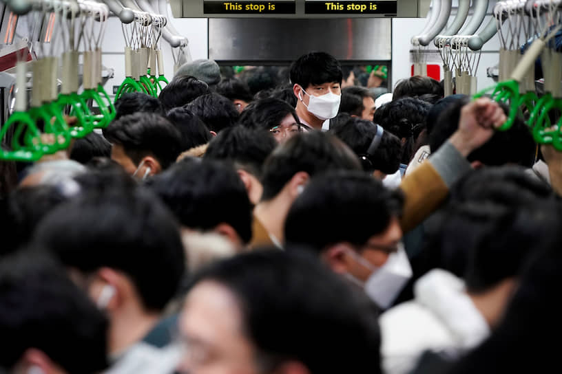 Поезд в Сеуле на прошлой неделе. Научимся ли мы жить на одной планете с вирусами, порождаемыми нашим образом жизни?