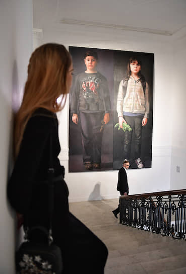 Посетительница на выставке «Правило исключительности» в Фонде культуры  «Екатерина»