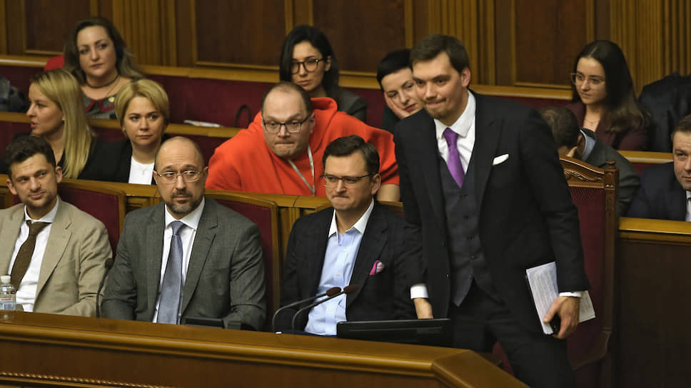 Редкое фото: пока еще премьер-министр Украины Алексей Гончарук (он стоит) на одной скамье с еще не назначенным новым главой кабинета (Денис Шмыгаль сидит вторым слева). Гончарук попросился в отставку по собственному желанию, в которое, впрочем, никто не поверил