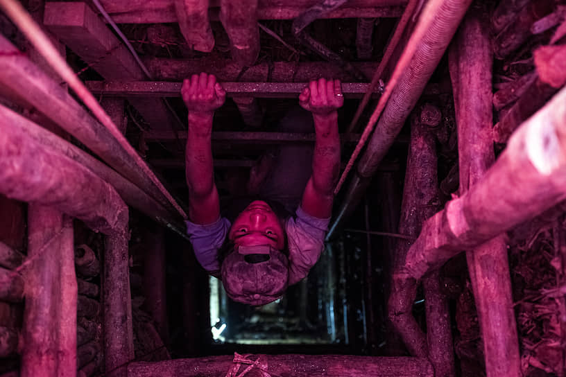 Восемнадцатилетний бирманец по имени Ваня начинает спуск в шахту. Ее глубина 20 метров