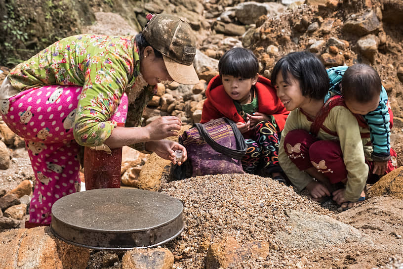 Дети часто работают с женщинами, чтобы помочь им найти драгоценные камни. Поскольку женщины не допускаются в шахты из-за буддийской традиции, многие женщины ищут рубины вблизи рек и ручьев.