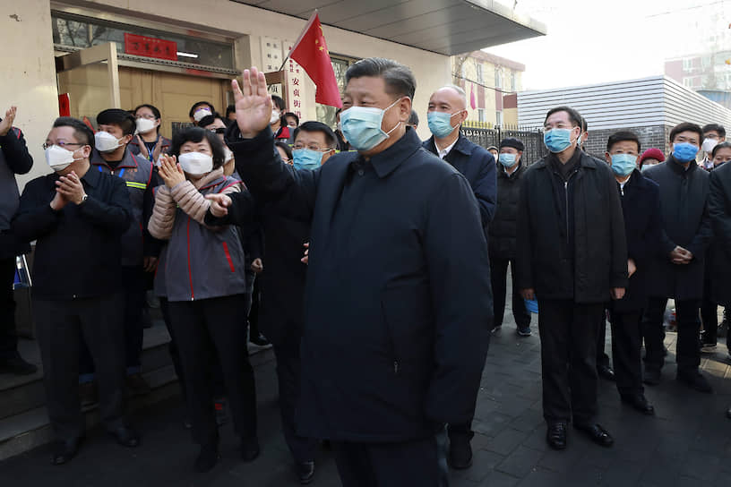 Глава Китая Си Цзиньпин (в центре) приехал в окрестности Пекина оценить работу местных карантинных служб