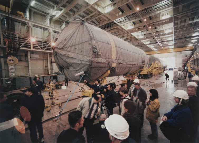 Команда создателей комплекса в ракетном ангаре сборочно-командного корабля, предназначенного для доставки ракет-носителей к плавучей платформе (1998 год)