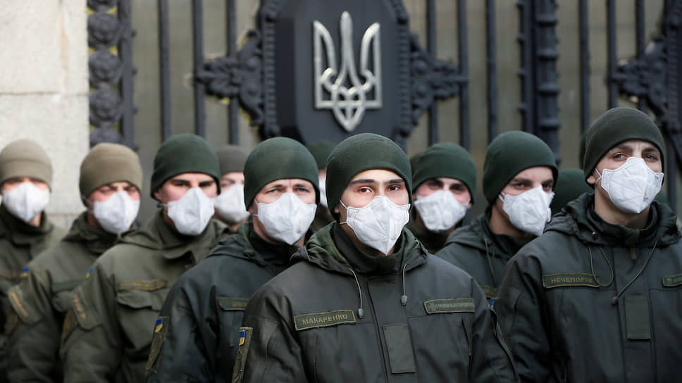 Украинская нацгвардия у стен Верховной рады. Борьбе с вирусом вряд ли поможет, зато контроль за объектом обеспечит