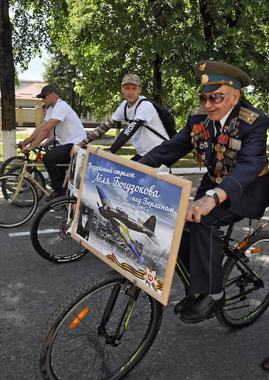 Фронтовик ежегодно возглавляет колонну «Бессмертного полка» в Майкопе. На его велосипеде — портрет однополчанки, воздушного стрелка Лёли Богузоково