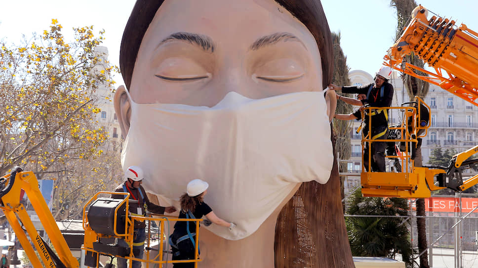 В Валенсии вместо традиционного мартовского фестиваля — суровый карантин, символом которого стала скульптура, облаченная в маску