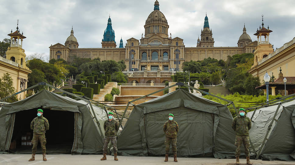 В Барселоне под строгий карантин попали и бездомные. На фото — особый палаточный лагерь, развернутый для их содержания. Увы, решение запоздало: вирус в городе уже свирепствует