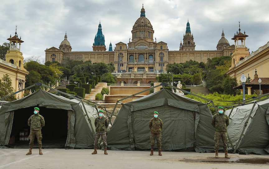 В Барселоне под строгий карантин попали и бездомные. На фото — особый палаточный лагерь, развернутый для их содержания. Увы, решение запоздало: вирус в городе уже свирепствует