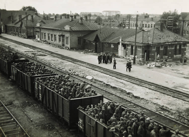 Советских военнопленных перевозят из района Минска в Польшу. Фото сделано летом 1941-го