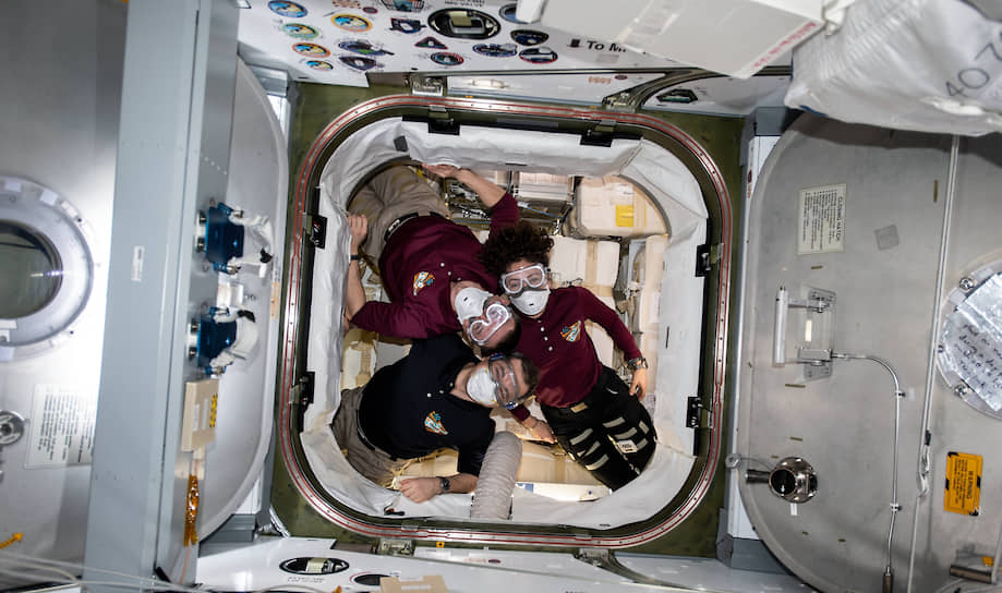 Экипаж МКС Олег Скрипочка (слева снизу), Эндрю Морган и Джессика Меир во время встречи грузовика SpaceX Dragon. Маски предназначены не для защиты от коронавируса, а от пыли и мелких частиц, которые, возможно, образовались по пути на орбиту