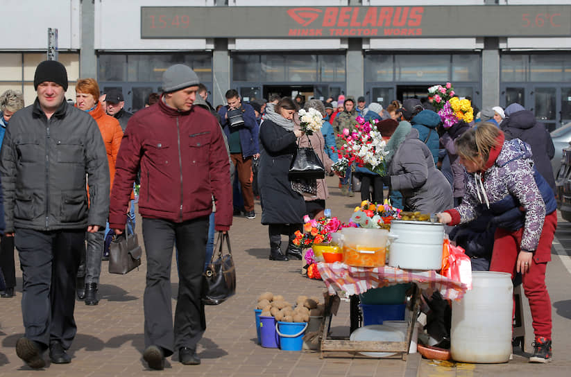 Социальная дистанция в Белоруссии не догма. Хочешь — соблюдай и сиди бирюком дома, хочешь — влейся в людской поток на весенних улицах