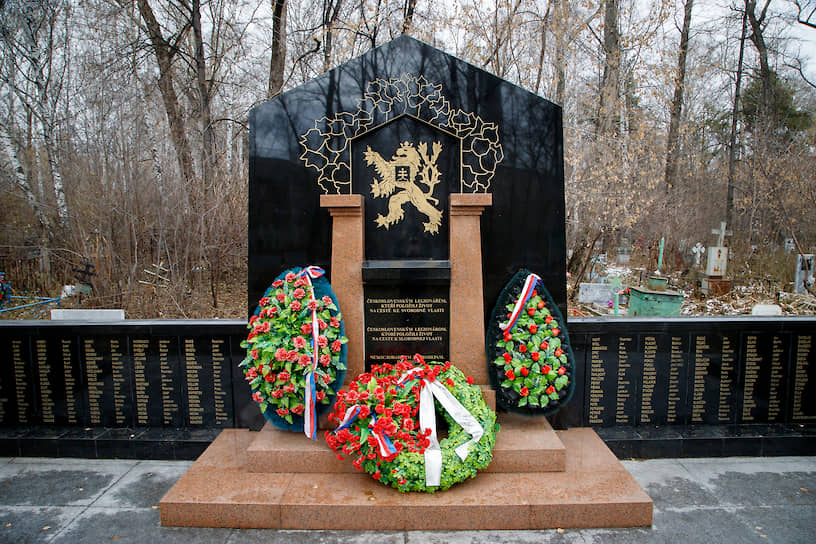 Памятник чехословацким легионерам на Михайловском кладбище в Екатеринбурге — один из самых масштабных в РФ. Здесь похоронены более 300 военнослужащих, им приезжал поклониться президент Чехии Земан