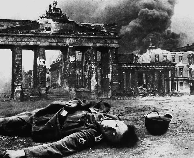 Май 1945-го. Вермахт и рейх повержены. Начинается битва за память —- за то, какой немцы запомнят развязанную ими войну