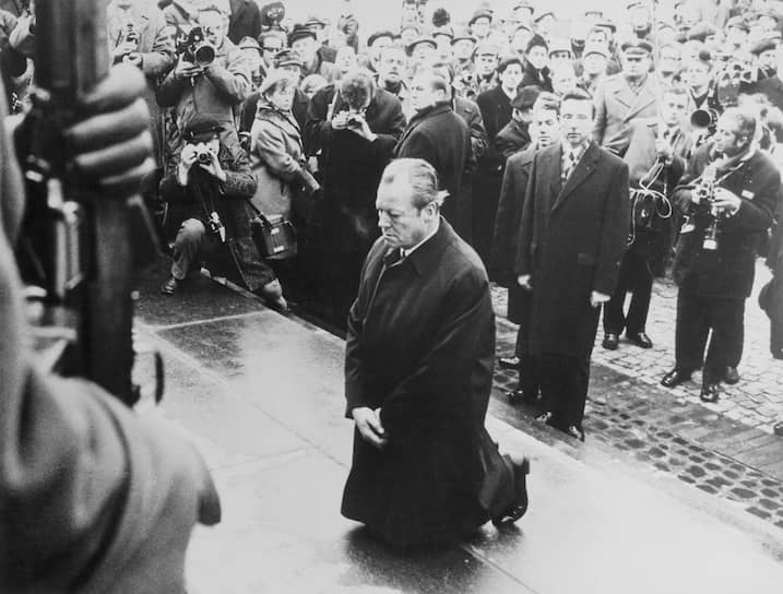 Преклонив колени перед памятником евреям, уничтоженным в Варшаве гитлеровцами, канцлер ФРГ Вилли Брандт публично покаялся за нацистские преступления. Тогда, в 1970-м, половина немцев сочла жест излишним