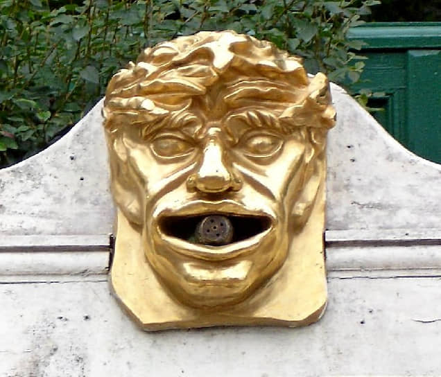 Главное украшение и страшилка Петергофа — золотые маскароны