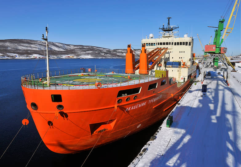 Прошлогодняя полярная экспедиция научно-исследовательского судна «Академик Трёшников» теперь кажется безоблачной. На фото — корабль в порту Мурманска