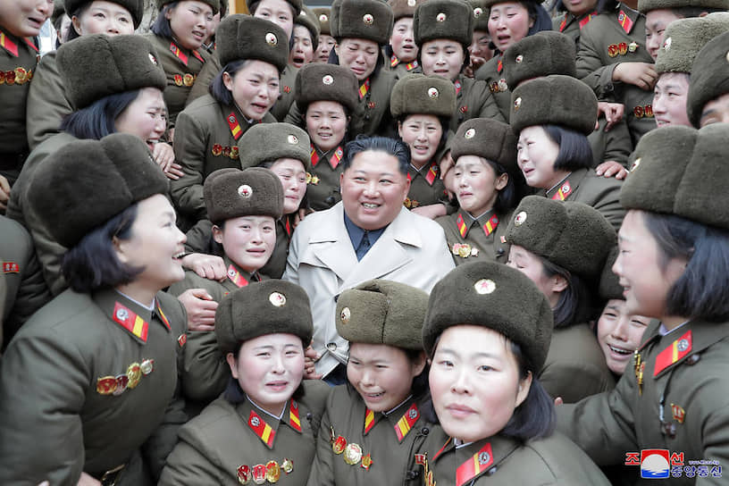 Ким Чен Ын тщательно сохранял все идеологические декорации, весь стиль, созданный его дедом больше полувека назад. Между тем под их прикрытием в стране все эти годы происходили большие перемены