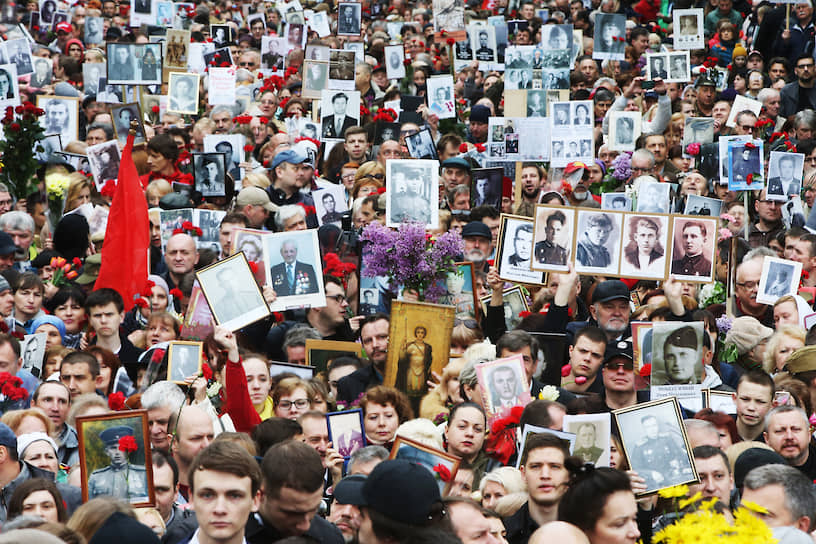 Так было в Киеве 9 мая год назад: власть говорила одно, а люди просто отмечали праздник — День Победы