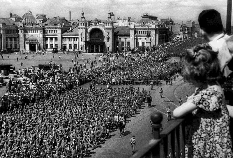 В Москве по улице Горького ведут пленных немцев. 1944 год