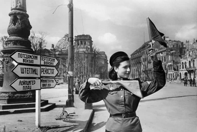 Девушка-регулировщик на перекрестке Берлина