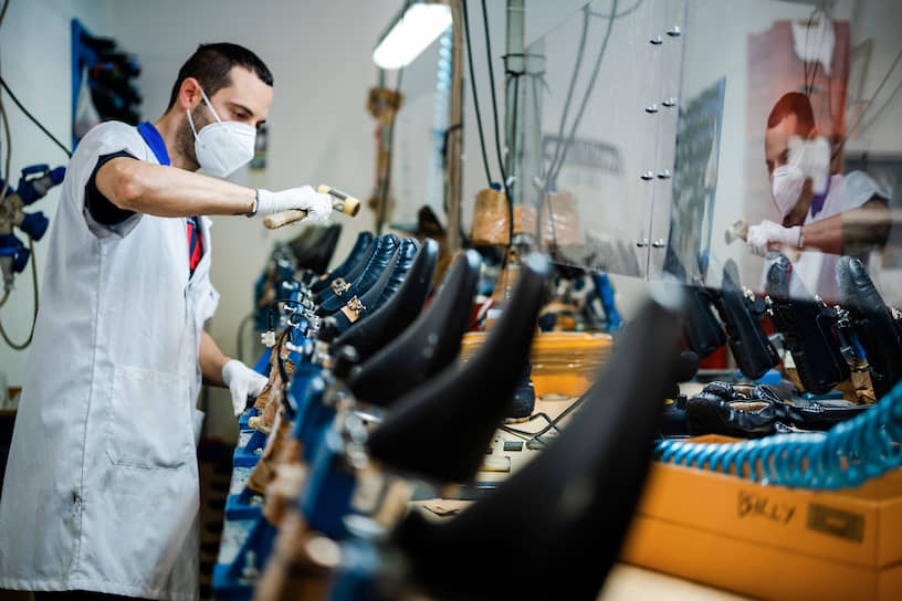 Обувная фабрика в центральной Италии: работа есть, но рабочих раза в четыре меньше