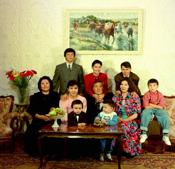 Главная семья Казахстана, 1992 год. Старшая дочь Нурсултана Назарбаева справа от отца, позади — старший зять Рахат Алиев

