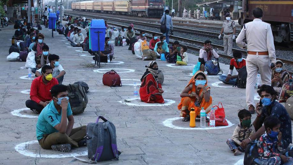 Власти Индии резко сократили железнодорожное сообщение. Поезда работали лишь на «развоз» мигрантов, студентов и туристов, которые дожидались транспорта на перронах, а по прибытии попадали на карантин