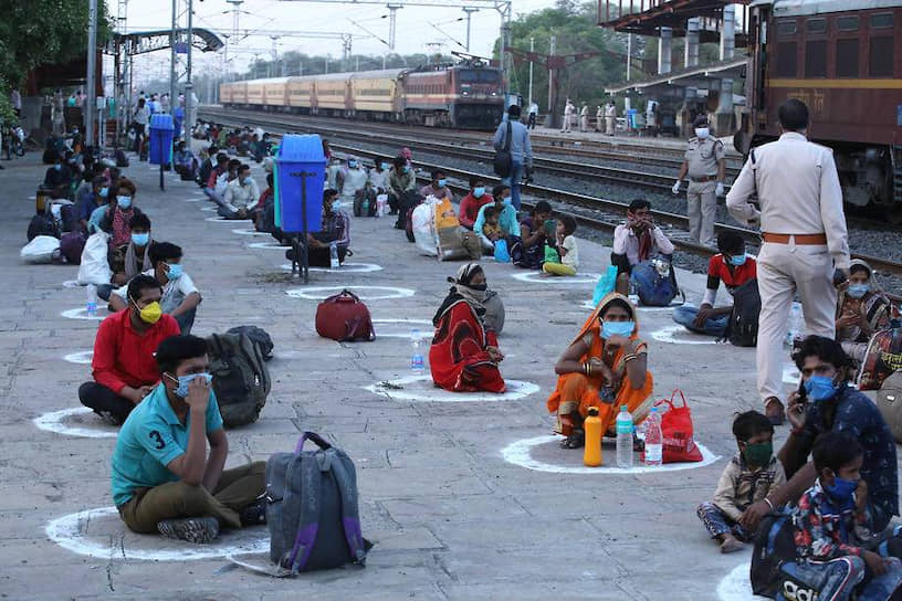 Власти Индии резко сократили железнодорожное сообщение. Поезда работали лишь на «развоз» мигрантов, студентов и туристов, которые дожидались транспорта на перронах, а по прибытии попадали на карантин