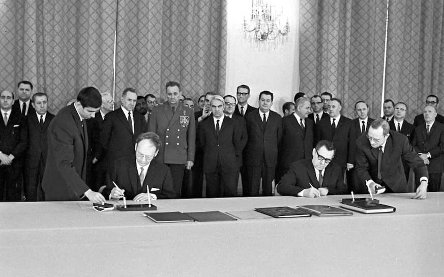 5 марта 1970 года. Посол США Джейкоб Бим (слева) и министр иностранных дел СССР Андрей Громыко подписывают протоколы о сдаче на хранение ратификационных грамот Договора о нераспространении ядерного оружия
