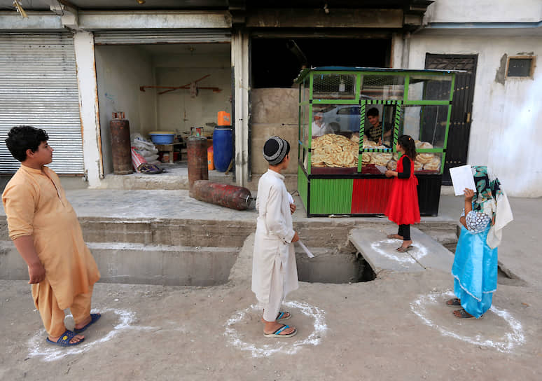 Очередь в булочную в Джелалабаде. Чем дальше от городов, тем труднее найти в Афганистане тех, кто соблюдает социальную дистанцию