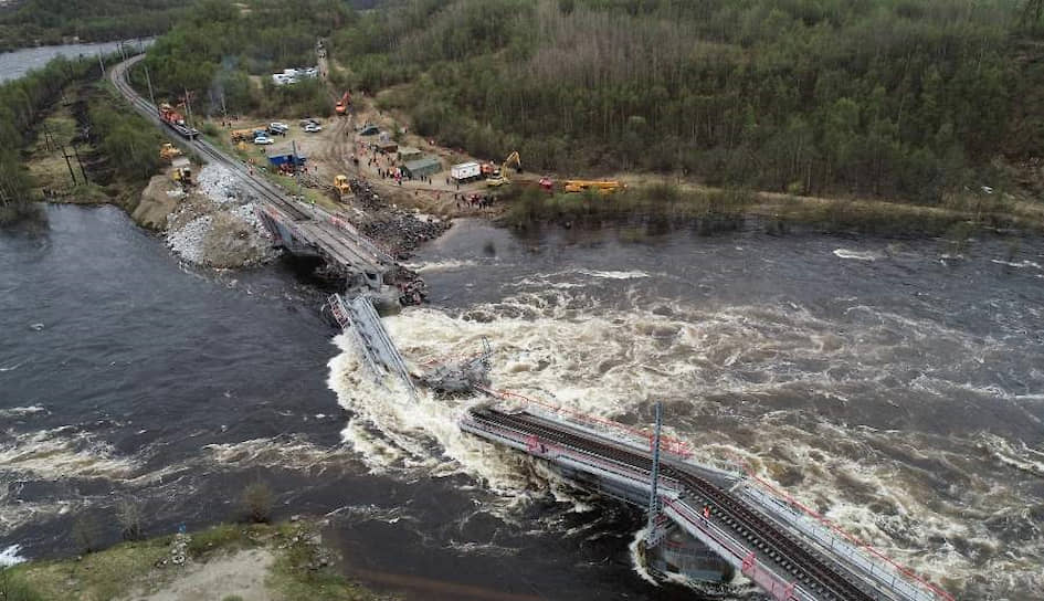 Обрушившийся железнодорожный мост через реку Кола связывал Мурманск с остальной частью России