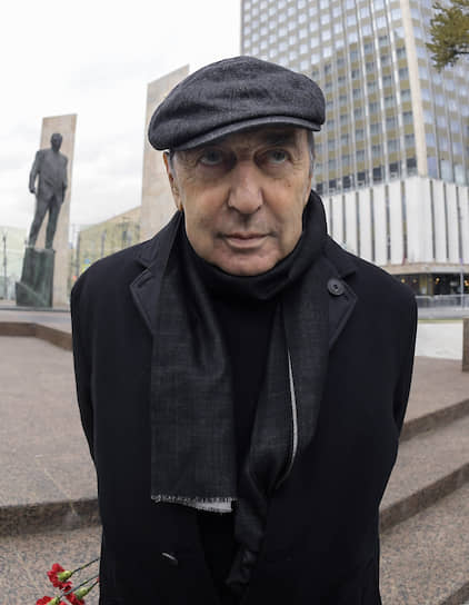 В своей работе Георгий Франгулян предпочитает не оглядываться назад (на фоне недавно открытого памятника Евгению Примакову)