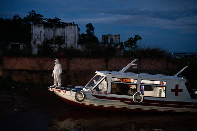 Лодка скорой помощи доставила больного в порт Манакапуру на одном из притоков Амазонки. Отсюда его машиной отвезут в госпиталь