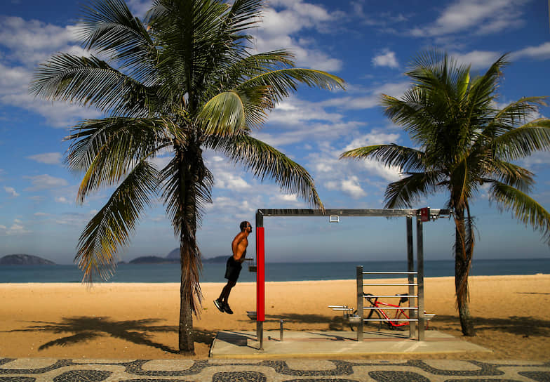 Пляж Ипанема в Рио. Гимнастика наперекор карантину