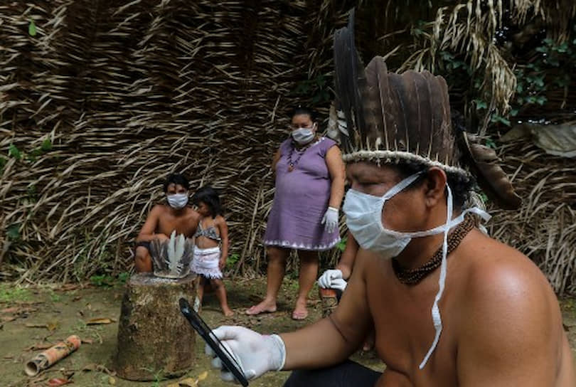 Из джунглей Амазонки этот индеец племени сатере-мави связывается с врачом в Сан-Паулу, чтобы получить рекомендации по борьбе с COVID-19