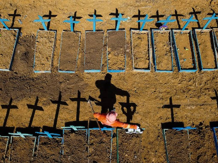 Кладбища в Манаусе, штат Амазонас, где ежедневно хоронят жертв коронавируса, переполнены. Властям пришлось рыть общие могилы при помощи экскаваторов
