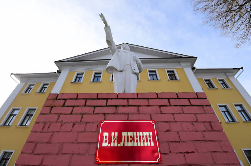 Одно из самых известных зданий Боровска, дом, где в 1812 году на ночлег останавливался Наполеон Бонапарт, прячется за фигурой Ленина