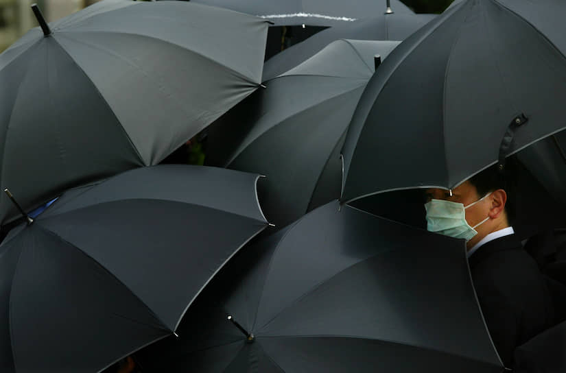 Зонтик — от дождя, маска — от вируса.Ко всему можно привыкнуть,особенно если это
сезонное