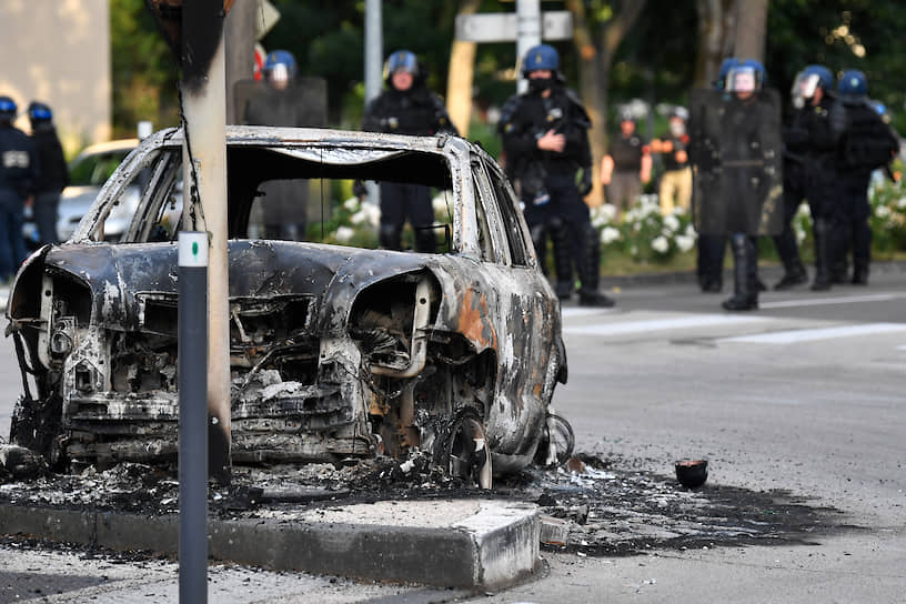 Три дня противостояния этнических банд на площади Республики в Дижоне — это, по меркам французской глубинки, нечто невиданное
