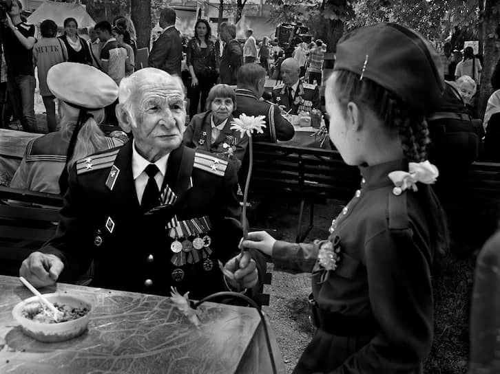 «Цветок ветерану». Этот репортажный снимок сделан в городском парке Майкопа во время празднования Дня Победы 9 мая 2016 года