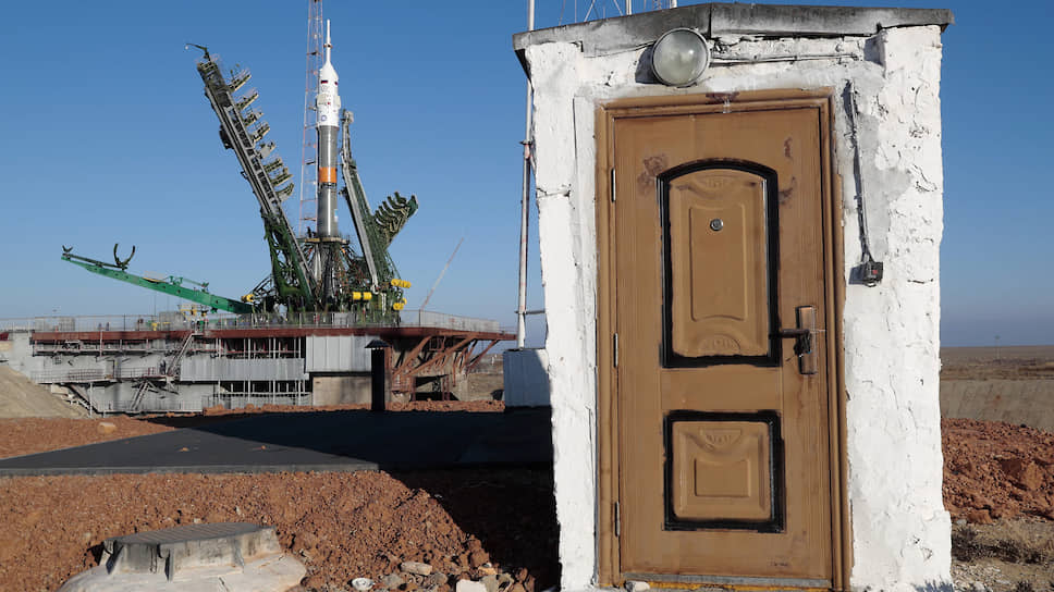 Космодром -- это гектары территории, на которой разбросаны технические и стартовые комплексы, испытательные стенды, заправочные станции, поля падения и посадочные комплексы, командные пункты, километры коммуникаций и... такие вот сооружения