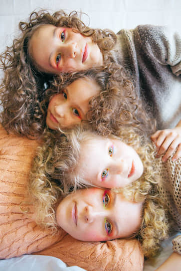 Сорокины из Чувашской республики — мама Алена и три ее дочери: Варя, Ульяна и Полина — перед съемкой накрутили кудри