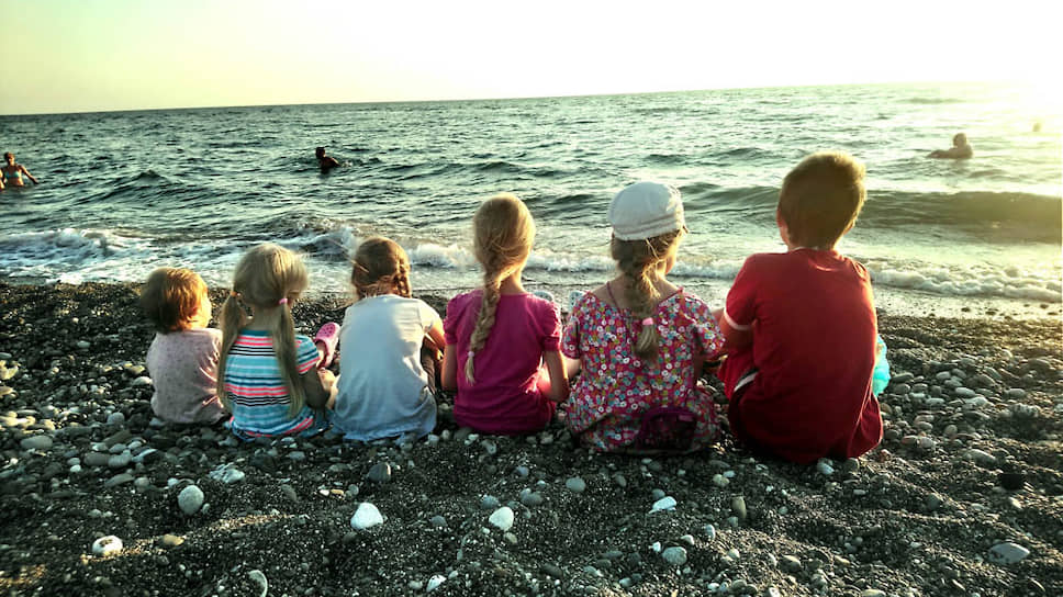 Юлия Гнездилова вроде совсем недавно фотографировала своих детей в Сочи, усаживая их по порядку, а этим летом их у нее уже на одного больше