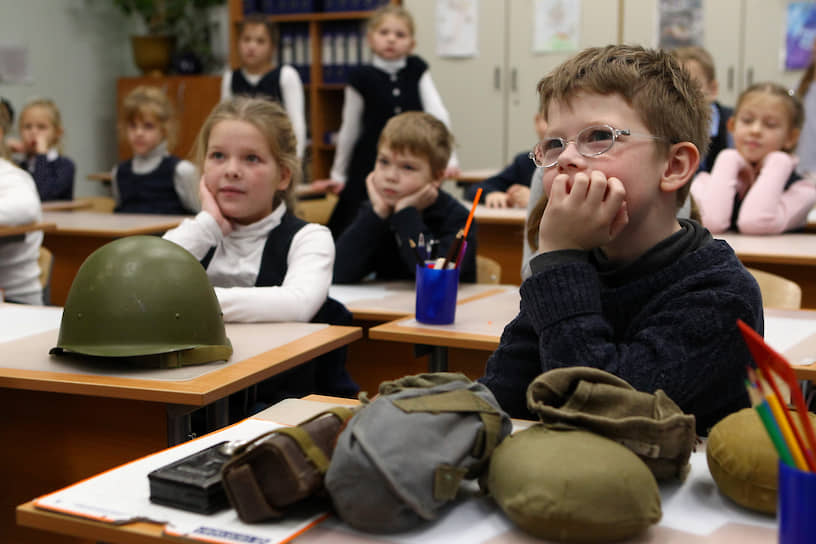 Каска и солдатская фляжка производят впечатление только в младшей школе и один раз. А как будут учить патриотизму старших ребят?