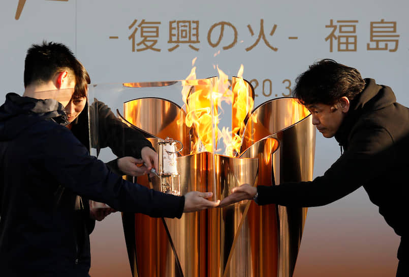 Олимпийский огонь, уже доставленный в Японию, убирают «на хранение»: с надеждами провести Олимпиаду нынешним летом, увы, из-за пандемии пришлось расстаться